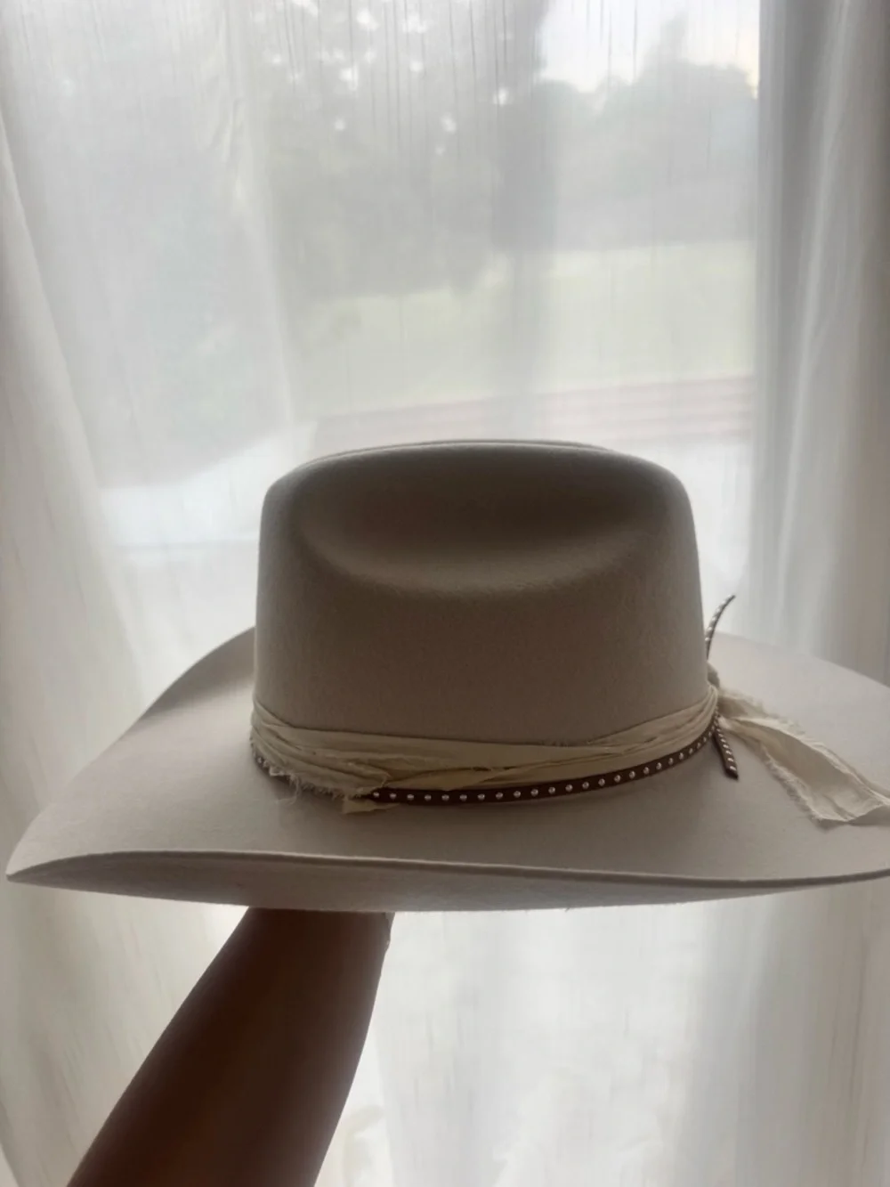 GIGI PIP White Felt Western Cowboy Hat with Braided Trim - Picture 3 of 4